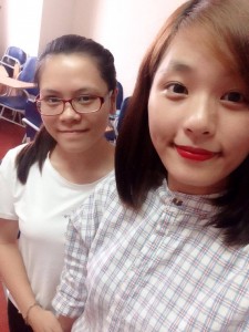 Bạn Hoàng Diệu Linh(Ảnh trái) - Cô giáo Ngọc Mai